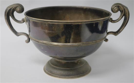 A George V silver two handled presentation rose bowl, London, 1910, 23.5oz.